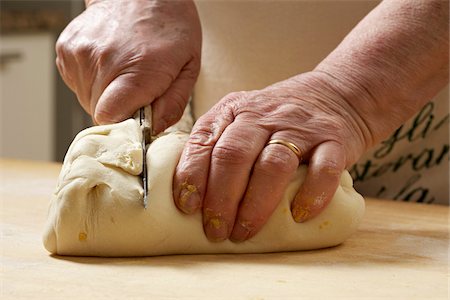 single old woman - Close-up of elderly Italian woman making pasta by hand in kitchen, working with dough, Ontario, Canada Foto de stock - Con derechos protegidos, Código: 700-07108324