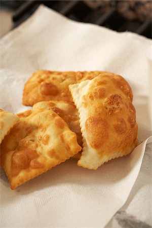 simsearch:700-07108321,k - Close-up of homemade ravioli pasta on napkin, freshly fried, Ontario, Canada Stockbilder - Lizenzpflichtiges, Bildnummer: 700-07108327