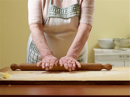 simsearch:700-07108325,k - Elderly Italian woman making pasta by hand in kitchen, rolling dough, Ontario, Canada Photographie de stock - Rights-Managed, Code: 700-07108321