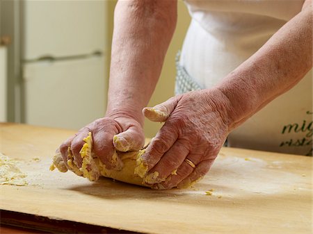 Close-up of elderly Italian woman's hands kneading pasta dough in kitchen, Ontario, Canada Stockbilder - Lizenzpflichtiges, Bildnummer: 700-07108330