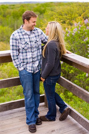 Portrait of Young Couple at Lookout, Scanlon Creek Conservation Area, Bradford, Ontario, Canada Foto de stock - Con derechos protegidos, Código: 700-07117251