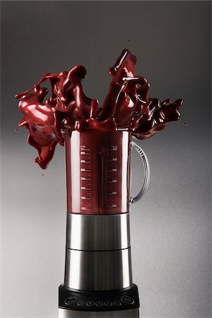 Blender with Exploding Smoothie, Studio Shot Stockbilder - Lizenzpflichtiges, Bildnummer: 700-07110453