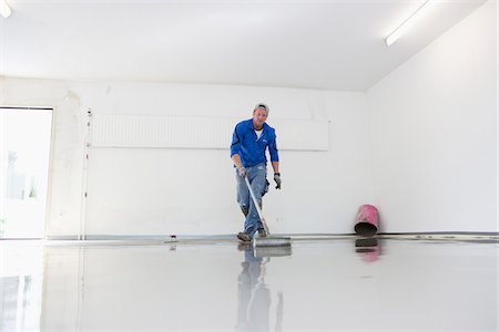 sellado - Tradesman Working on new Floor Cover in Garage, Mulheim, North Rhine-Westphalia, Germany Photographie de stock - Rights-Managed, Code: 700-07110692