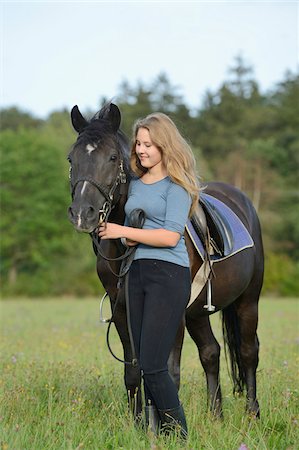 ecuestre - Teenage girl standing next to a Arabo-Haflinger horse in meadow, Bavaria, Germany Foto de stock - Con derechos protegidos, Código: 700-07148202