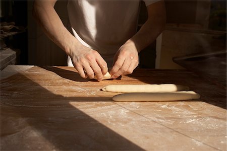 Close-up of male baker's hands kneading bread dough on floured board, Le Boulanger des Invalides, Paris, France Foto de stock - Direito Controlado, Número: 700-07156244