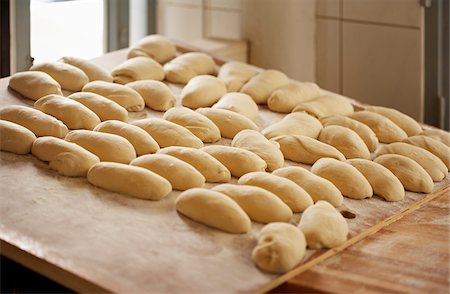 Bread dough lumps on floured board by window in bakery, Le Boulanger des Invalides, Paris, France Stockbilder - Lizenzpflichtiges, Bildnummer: 700-07156248