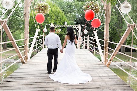 Back of Bride and Groom holding Balloons on Bridge Stockbilder - Lizenzpflichtiges, Bildnummer: 700-07199744