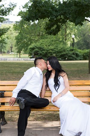 simsearch:700-07363836,k - Portrait of Groom Kissing Bride on Bench Outdoors Stockbilder - Lizenzpflichtiges, Bildnummer: 700-07199746