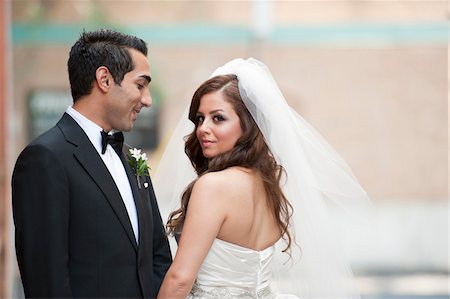 ehe - Portrait of Bride and Groom Outdoors Stockbilder - Lizenzpflichtiges, Bildnummer: 700-07199757