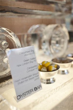 Close-up of Sign on Oyster Bar at Wedding Reception Foto de stock - Con derechos protegidos, Código: 700-07199752