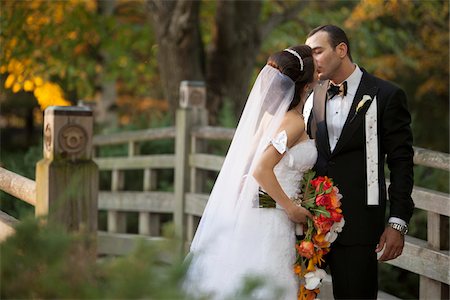 dia del casamiento - Bride and groom kissing outdoors in public garden, in Autumn, Ontario, Canada Foto de stock - Con derechos protegidos, Código: 700-07199868
