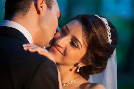 Close-up of groom kissing bride on cheek, outdoors, Ontario, Canada Photographie de stock - Rights-Managed, Code: 700-07199871
