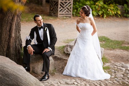 Bride and groom outdoors in public garden, smiling and looking at each other, in Autumn, Ontario, Canada Stockbilder - Lizenzpflichtiges, Bildnummer: 700-07199873