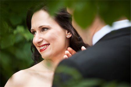 Close-up portrait of bride and groom, standing outdoors, Ontario, Canada Stockbilder - Lizenzpflichtiges, Bildnummer: 700-07199880