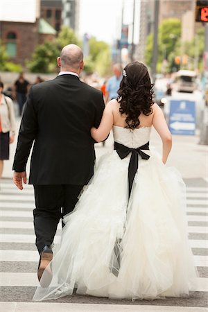 romantic couples street pictures - Backview of bride and groom walking across intersection of city street, Toronto, Ontario, Canada Foto de stock - Con derechos protegidos, Código: 700-07199882