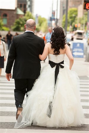 simsearch:700-07203959,k - Backview of bride and groom walking across intersection of city street, Toronto, Ontario, Canada Foto de stock - Con derechos protegidos, Código: 700-07199882