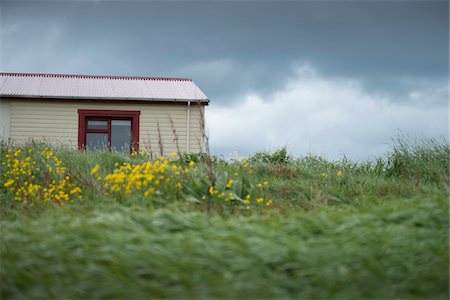 simsearch:700-03685772,k - Small House with Red Roof and Window, Arnarstapi, Snaefellsnes Peninsula, Borgarfjorour, Iceland Foto de stock - Con derechos protegidos, Código: 700-07192131