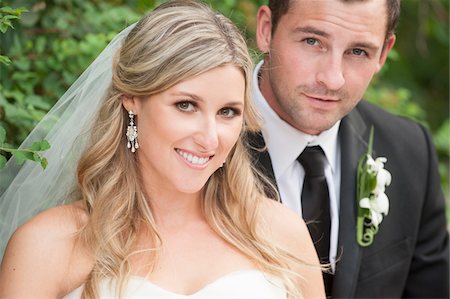 simsearch:700-05786694,k - Portrait of Bride and Groom Outdoors, Toronto, Ontario, Canada Photographie de stock - Rights-Managed, Code: 700-07204158