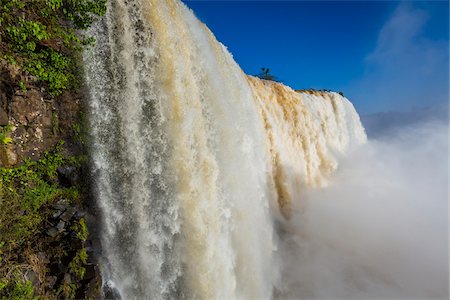 Close-up of waterfall cascading over edge, scenic view of Iguacu Falls, Iguacu National Park, Parana, Brazil Stockbilder - Lizenzpflichtiges, Bildnummer: 700-07204172