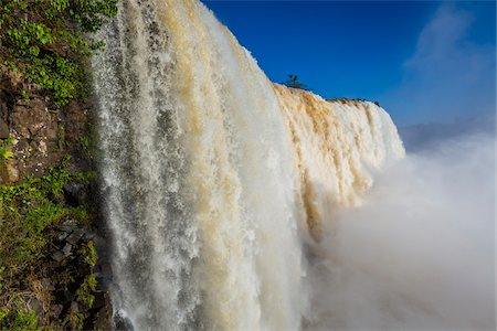 simsearch:700-06059818,k - Close-up of waterfall cascading over edge, scenic view of Iguacu Falls, Iguacu National Park, Parana, Brazil Photographie de stock - Rights-Managed, Code: 700-07204172