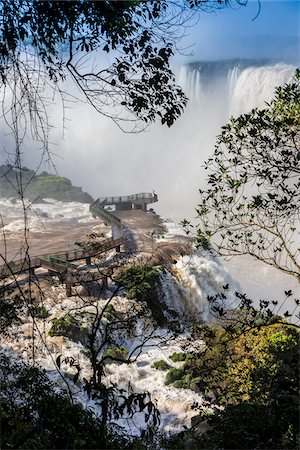 Scenic view of Iguacu Falls with footbridge, Iguacu National Park, Parana, Brazil Stockbilder - Lizenzpflichtiges, Bildnummer: 700-07204180