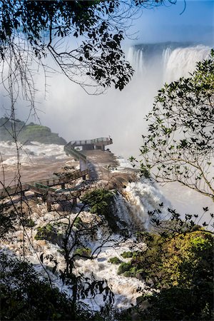 simsearch:700-07204243,k - Scenic view of Iguacu Falls with footbridge, Iguacu National Park, Parana, Brazil Stockbilder - Lizenzpflichtiges, Bildnummer: 700-07204180