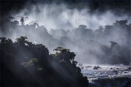 Scenic view of Iguacu Falls with streaming rays of light, Iguacu National Park, Parana, Brazil Foto de stock - Con derechos protegidos, Código: 700-07204183