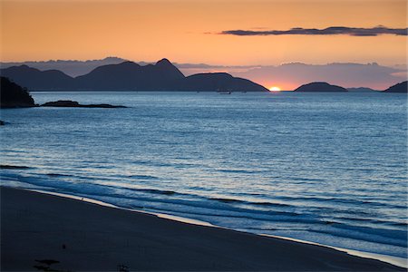 Copacabana Beach and ocean at sunrise, Rio de Janeiro, Brazil Stockbilder - Lizenzpflichtiges, Bildnummer: 700-07204198