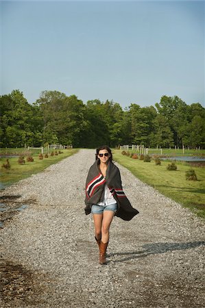 eingewickelt - Young Women wrapped in Blanket on Country Road. Photographie de stock - Rights-Managed, Code: 700-07206704