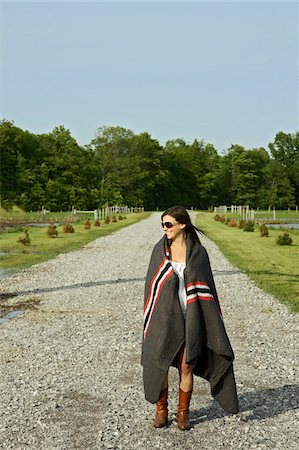 emballé - Young Women wrapped in Blanket on Country Road. Photographie de stock - Rights-Managed, Code: 700-07206703