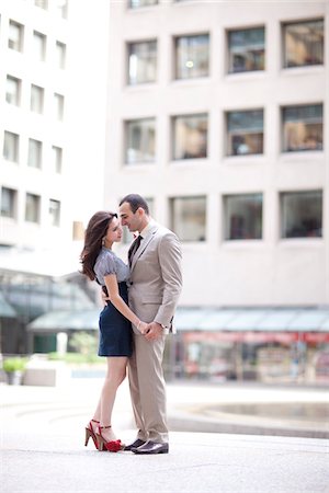 simsearch:600-05786095,k - Portrait of couple standing in city courtyard, Toronto, Ontario, Canada Fotografie stock - Rights-Managed, Codice: 700-07203955