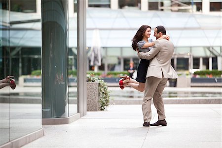 städtische straße - Excited couple embracing on ciity street sidewalk, Toronto, Ontario, Canada Stockbilder - Lizenzpflichtiges, Bildnummer: 700-07203958