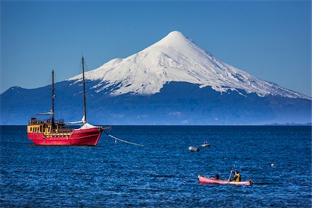 Scenic view of boats in Llanquihue Lake with Osorno Volcano in background, view from Puerto Varas, Patagonia, Chile Foto de stock - Con derechos protegidos, Código: 700-07203977