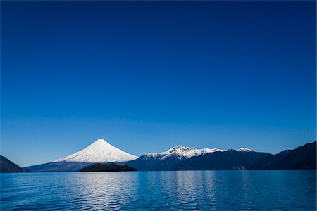sommets enneigés - Scenic view of Todos los Santos Lake, with Osorno Volcano and mountain range in the distance, Parque Nacional Vicente Perez Rosales, Patagonia, Chile Photographie de stock - Rights-Managed, Code: 700-07203981