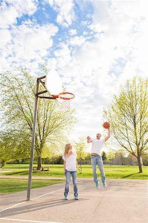 Young couple playing basketball together in neighbourhood park in Spring, Tornoto, Ontario, Canada Foto de stock - Con derechos protegidos, Código: 700-07237605
