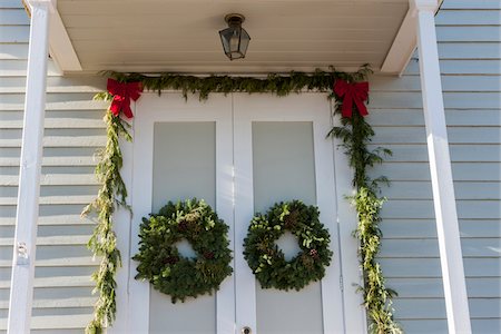 simsearch:700-04003364,k - Christmas Wreaths on Door of St Andrew's Anglican Church, Jacksonville, Oregon, USA Foto de stock - Con derechos protegidos, Código: 700-07237636