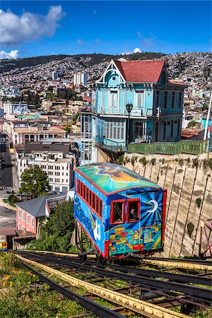 santiago - View of houses and colorful cable car on funicular railway, Valparaiso, Chile Foto de stock - Con derechos protegidos, Código: 700-07238010