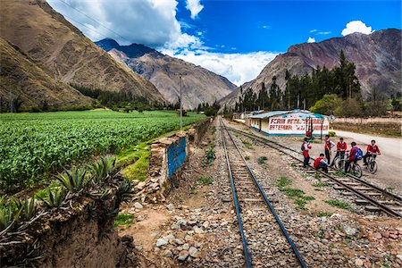 sacred valley of the incas - Train rails beside farmland with group of school children on scenic journey through the Sacred Valley of the Incas in the Andes mountains, Peru Stockbilder - Lizenzpflichtiges, Bildnummer: 700-07238026