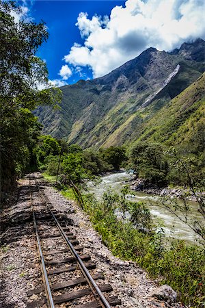 sacred valley of the incas - Train rails beside river on scenic journey through the Sacred Valley of the Incas in the Andes mountains, Peru Stockbilder - Lizenzpflichtiges, Bildnummer: 700-07238020