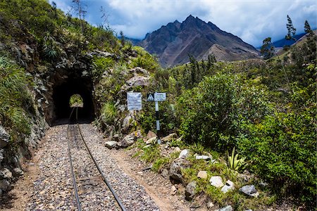 Train rails through tunnel, on scenic journey through the Sacred Valley of the Incas in the Andes mountains, Peru Foto de stock - Con derechos protegidos, Código: 700-07238022