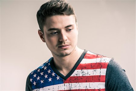 simsearch:700-07238127,k - Portrait of Young Man wearing American Flag Tee Shirt, Studio Shot Foto de stock - Direito Controlado, Número: 700-07238128