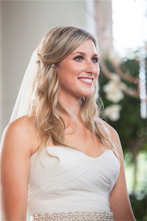 simsearch:600-03659128,k - Close-up portrait of Bride smiling, Canada Stockbilder - Lizenzpflichtiges, Bildnummer: 700-07232324