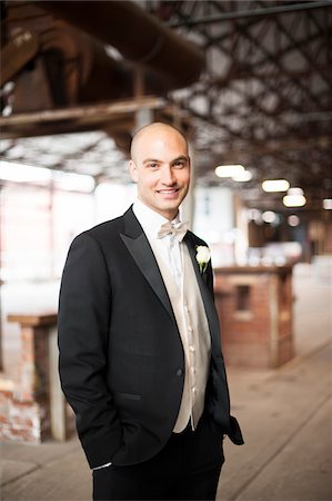 simsearch:700-08059988,k - Close-up portrait of bridegroom standing in banquethall, smiling and looking at camera, Canada Foto de stock - Con derechos protegidos, Código: 700-07232343