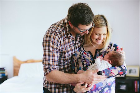 recién nacido - Mom and Dad holding newborn, baby boy standing in bedroom, USA Foto de stock - Con derechos protegidos, Código: 700-07240912