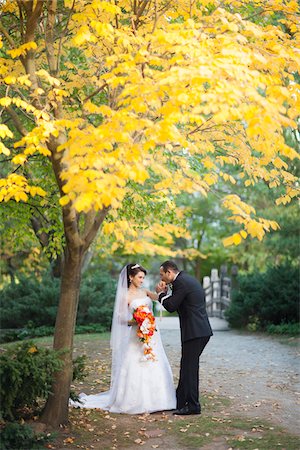 simsearch:700-05786594,k - Portrait of Groom Kissing Bride's Hand Outdoors, Toronto, Ontario, Canada Stockbilder - Lizenzpflichtiges, Bildnummer: 700-07278720