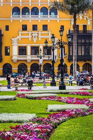 People in public garden at Plaza de Armas, Lima, Peru Foto de stock - Con derechos protegidos, Código: 700-07279056