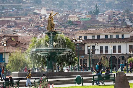 simsearch:600-07529055,k - Water fountain and statue of Pachacuti, Plaza de Armas, Cusco, Peru Photographie de stock - Rights-Managed, Code: 700-07279085