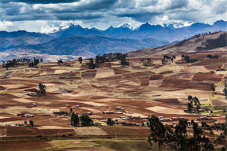 Scenic overview of farms and mountains near Chinchero, Sacred Valley of the Incas, Peru Foto de stock - Con derechos protegidos, Código: 700-07279105