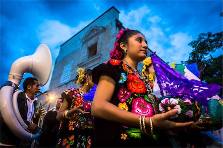 desempeño - Dancers at Day of the Dead Festival Parade, Oaxaca de Juarez, Oaxaca, Mexico Foto de stock - Con derechos protegidos, Código: 700-07279532