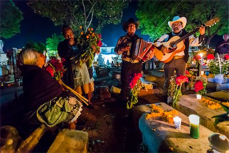 Musicians Honouring the Dead at Cemetery during Day of the Dead Festival, Old Cemetery at Xoxocotlan, Oaxaca, Mexico Photographie de stock - Rights-Managed, Code: 700-07310948